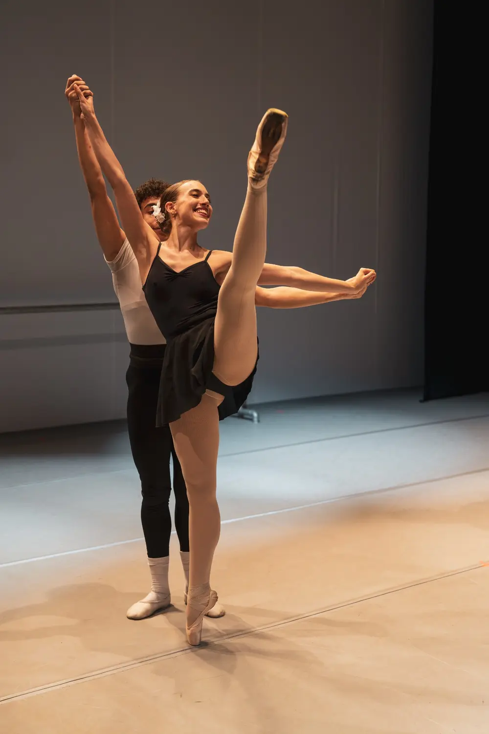 Bailarines de Federico Godoy Ballet en escena